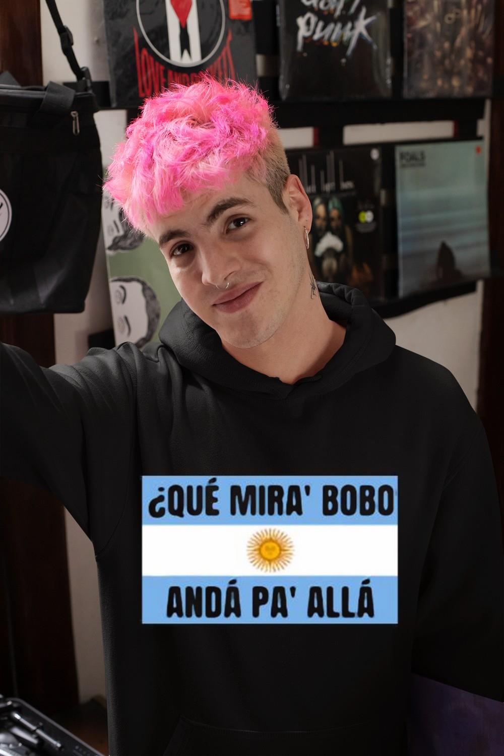 Que Mira Bobo Anda Pa Alla Flag 2022 Shirt